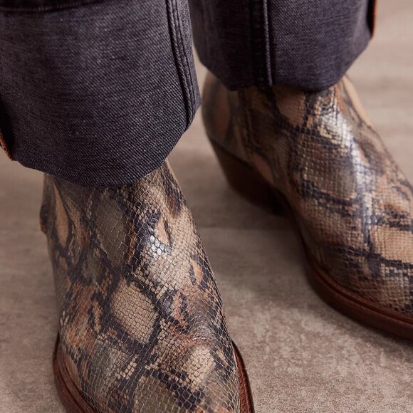 NEW FREE PEOPLE We The Free Atwater Pointed Toe Boots Camel Snake Women's sz 9 - Picture 3 of 3